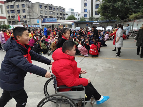有脚伤的同学撤离.jpg