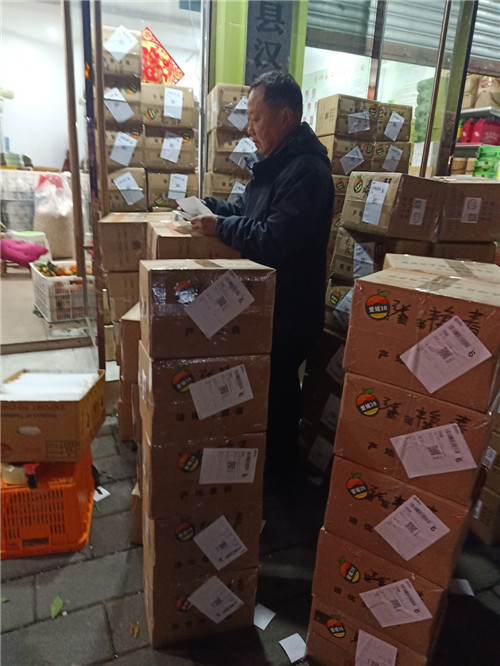 李德安正在店内发货.jpg
