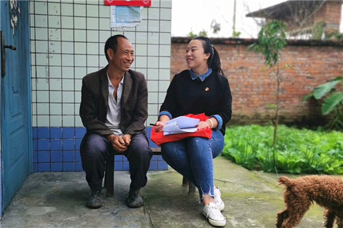 扶贫路上父女兵 各肩使命勠力同心 