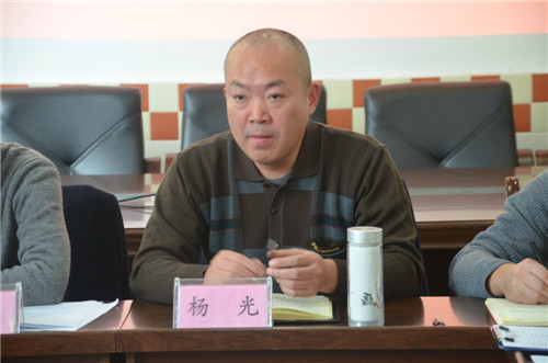 安居区国资局党组书记杨光在会上讲话.jpg