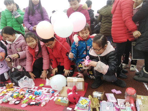 代市小学举办“庆元旦”第二届“爱心跳蚤市场”义卖活动