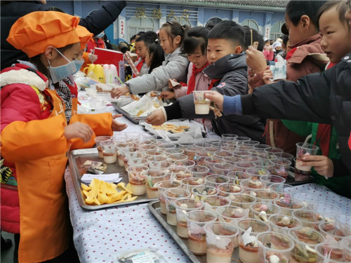 “品味美食，传递温暖”——彭山二小开展迎元旦校园美食义卖活动