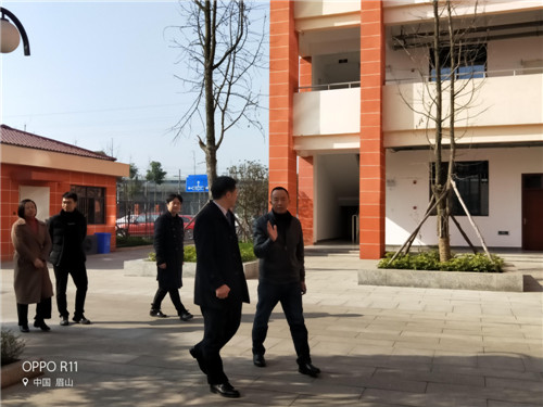 眉山天府新区管委会调研青龙一小工作