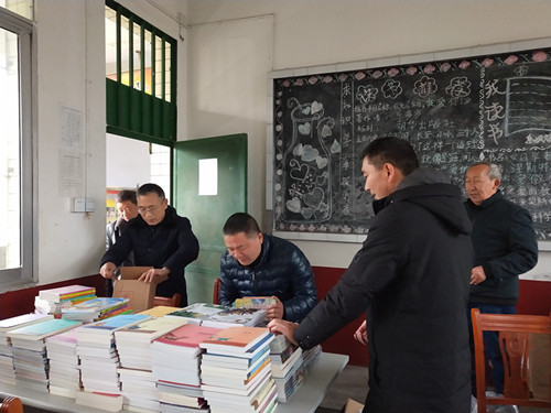 西南民大学生杨宇泰为乐坝小学捐赠200余册图书