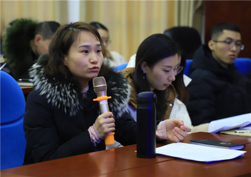 在分组讨论中参会人员发言.jpg 在分组讨论中参会人员发言.jpg