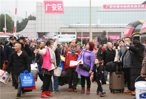 广安市农民工返乡专列 (2).jpg
