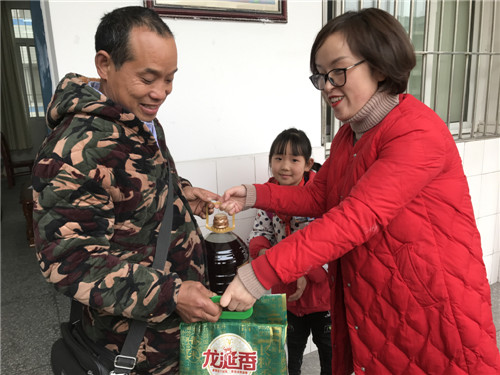 彭山一小党支部开展“守初心，担使命”主题教育慰问贫困生活动