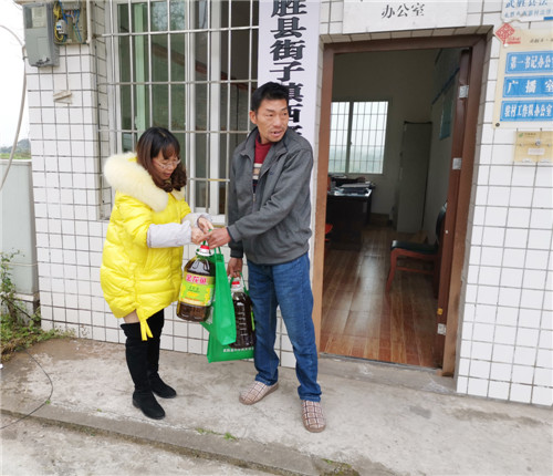 武胜县科协开展慰问贫困户活动