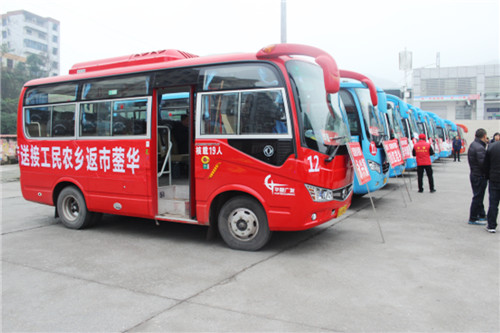 华蓥交警护送返乡农民工回家