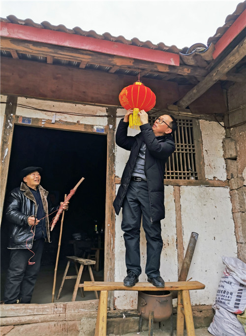 深入留守老人家中为其挂灯笼.jpg