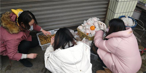张阿姨，请放心，您的水果我们帮您卖。