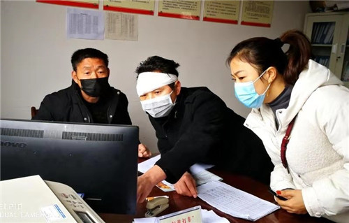 胡华云（中）正在和工作人员一起的忙碌.jpg