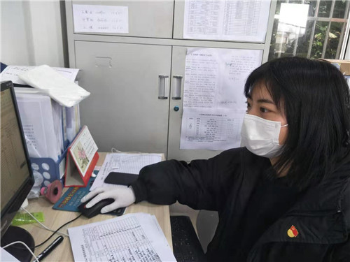 张炀在录入排查住户信息.jpg