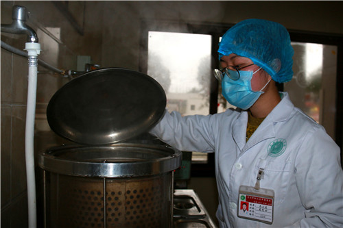 1.中医院中药房熬煮汤剂.jpg