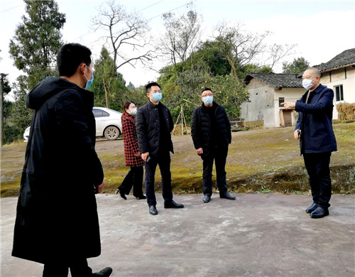 县委常委、组织部部长郑炜（右一）在普安镇吴家沟村指导开展疫情防控工作.jpg