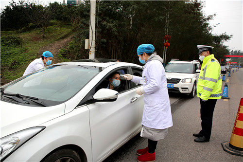 纳溪交管大队民警和医护人员坚守防疫一线  王超明摄.jpg