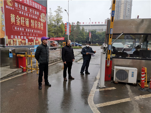 图一：区住建局局长李建检查国贸花园小区疫情防控情况.jpg