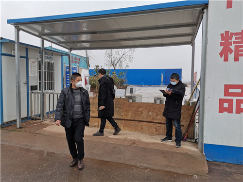 图二：区房产办主任冉光培检查天齐锂业在建工地停工情况.jpg