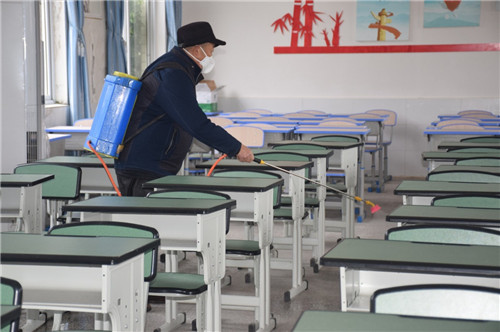 对校园进行消毒.jpg