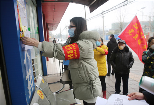 县委组织部党员服务队帮助张贴警示标识.jpg