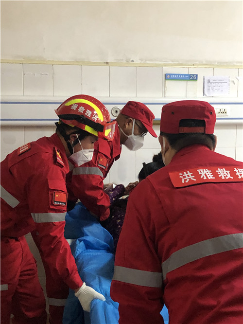 洪雅县：病人转移遇困难 贴心救援来解决