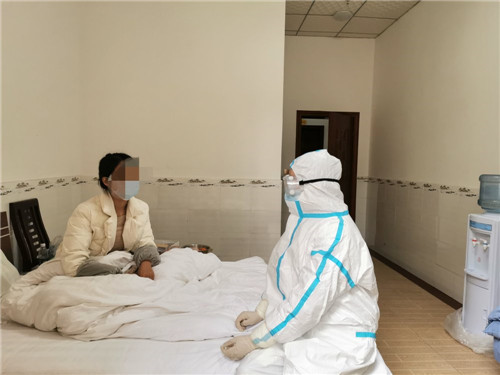 ▲医务人员陪隔离人员拉家常.jpg ▲医务人员陪隔离人员拉家常.jpg