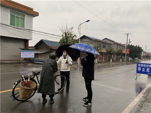 镇干部在“停止赶集”劝返点执勤，劝返赶集群众 (1).jpg