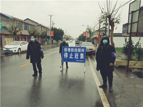 镇干部在“停止赶集”劝返点执勤，劝返赶集群众 (2).jpg