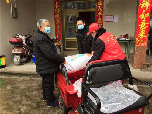 志愿者服务队配送群众所需物资 (2).jpg