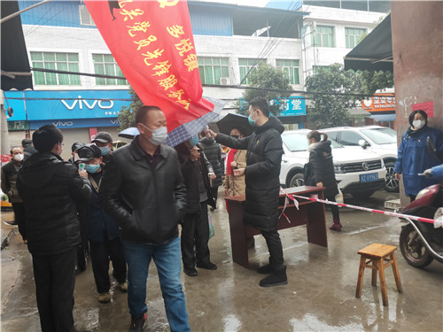 2.2多悦农贸市场进出口进行量体温1_看图王.jpg