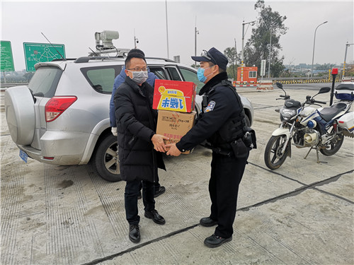 2月2日多悦政府为高速路卡点工作人员送食品2_看图王.jpg