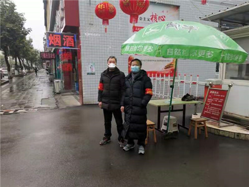 洪雅县国有林场：金马小区第三期临时党支部门卫值班.jpg
