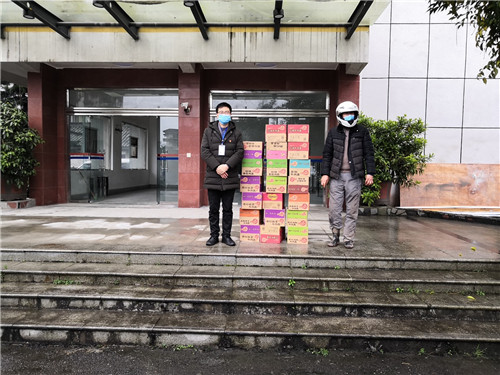 高淑华为柳江镇政府赠送方便面.jpg