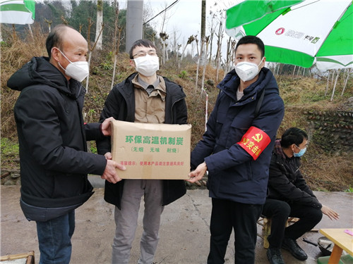 袁一为值勤点送来了温暖.jpg