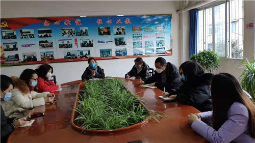 彭山二小组织老师部署安排“停课不停学”.jpg