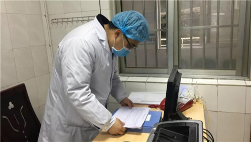 余路正在查看发热门诊收治患者情况.jpg