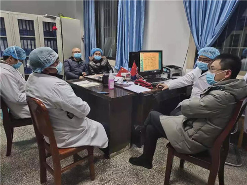 专家组连夜讨论发热患者病情.jpg