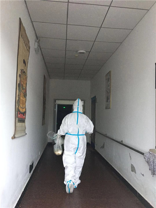 工作间隙，准备休息的罗颖.jpg
