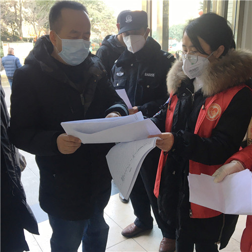 王世维与社区工作人员对接疫情排查工作.jpg 王世维与社区工作人员对接疫情排查工作.jpg