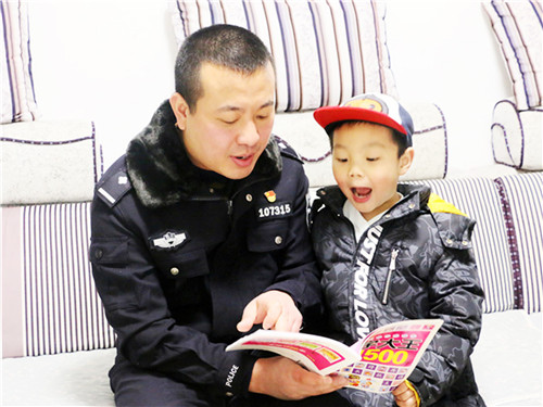 华蓥“警医”夫妻携手奋战 为爱逆行