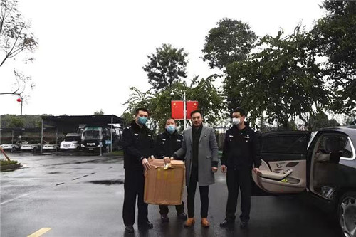 彭山公安迎来特殊访客  放下700只口罩匆匆离开