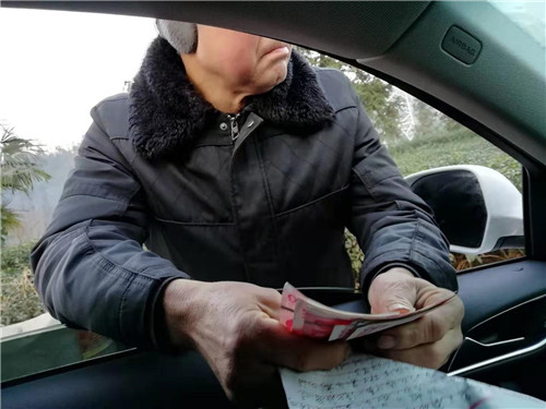 丹棱老农匿名捐款 为一线“战士”加油鼓劲