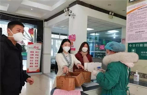 为坚守在一线的工作人员送上爱心茶叶.jpg