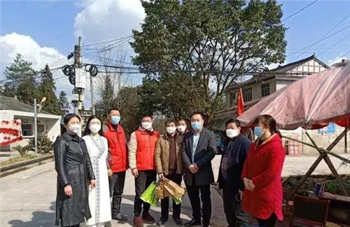 县农业农村局、县人才工作服务中心以及爱心茶叶企业出发为一线防疫人员赠送茶叶.jpg
