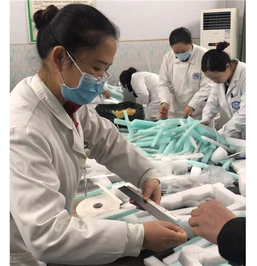 代小川和大家一起自制防护面照.jpg