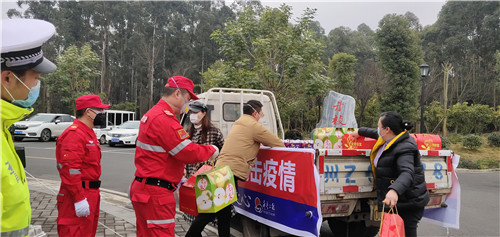 丹棱群众送来爱心物资2.jpg