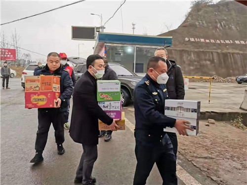 区交通运输组给疫情防控体温检测点送保障物资.jpg