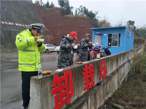 体温监测点工作人员就地用餐.jpg