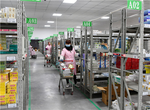 图2为官盛新区国达医药公司工作人员在库房内清理药品，准备发往全市各医院、药店和诊所.jpg