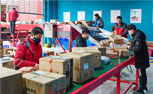 图3为广安官盛新区京东快递公司工作人员在传输带上分拣物品.jpg